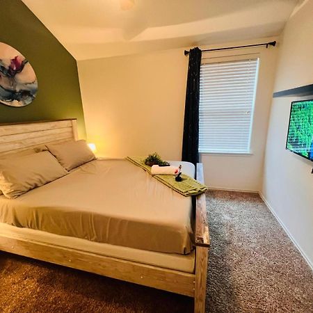 Work, Play & Stay King Bed With Foosball! Aubrey 外观 照片