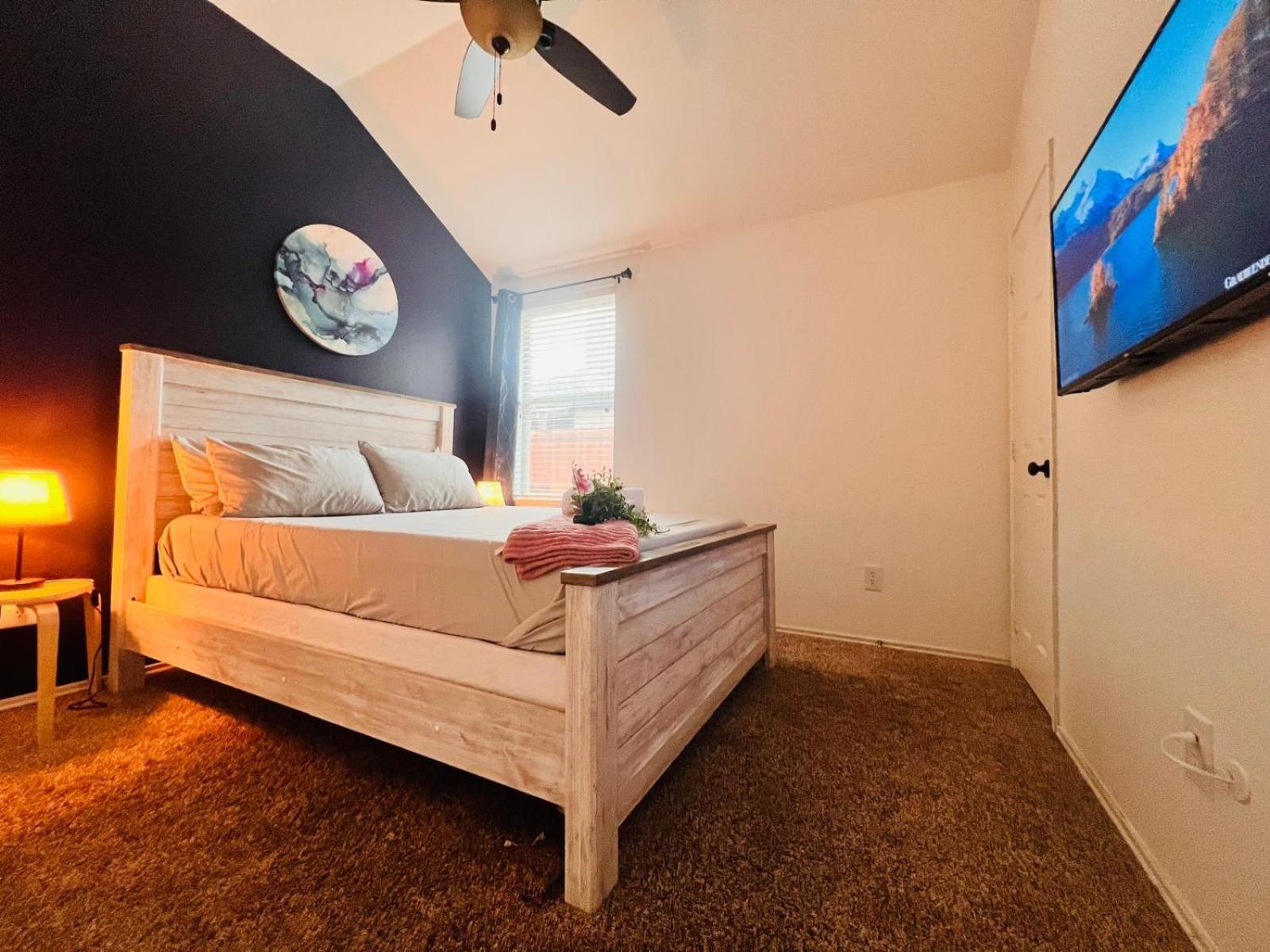 Work, Play & Stay King Bed With Foosball! Aubrey 外观 照片